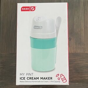 NWT, Dash Pint Ice Cream Maker, in mint